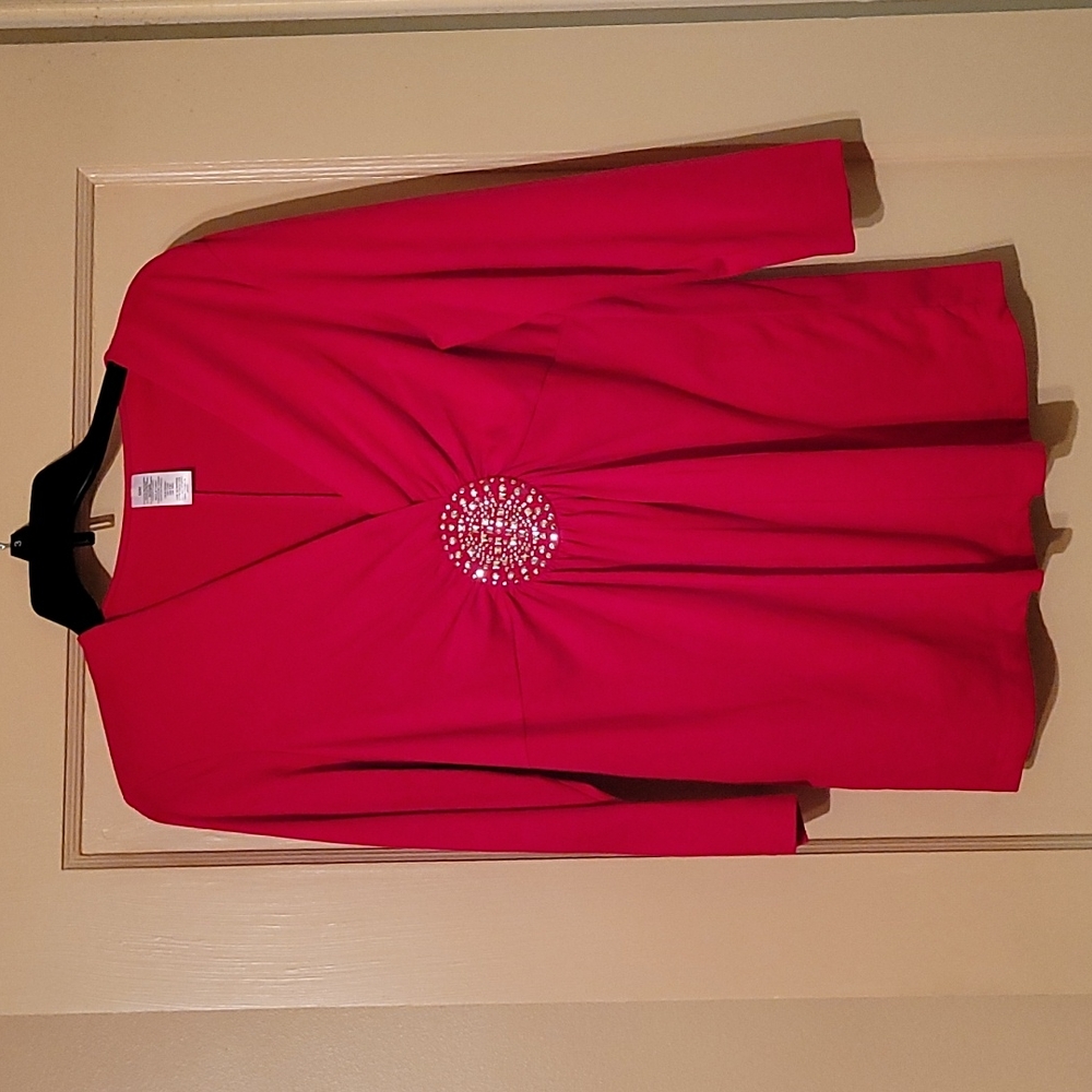 Red 3/4 length sleeve pullover v-neck top